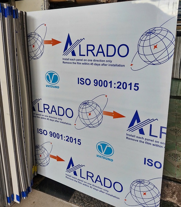 Alu Alrado là thương hiệu alu có màu vân gỗ giá rẻ phù hợp cho nhiều yêu cầu